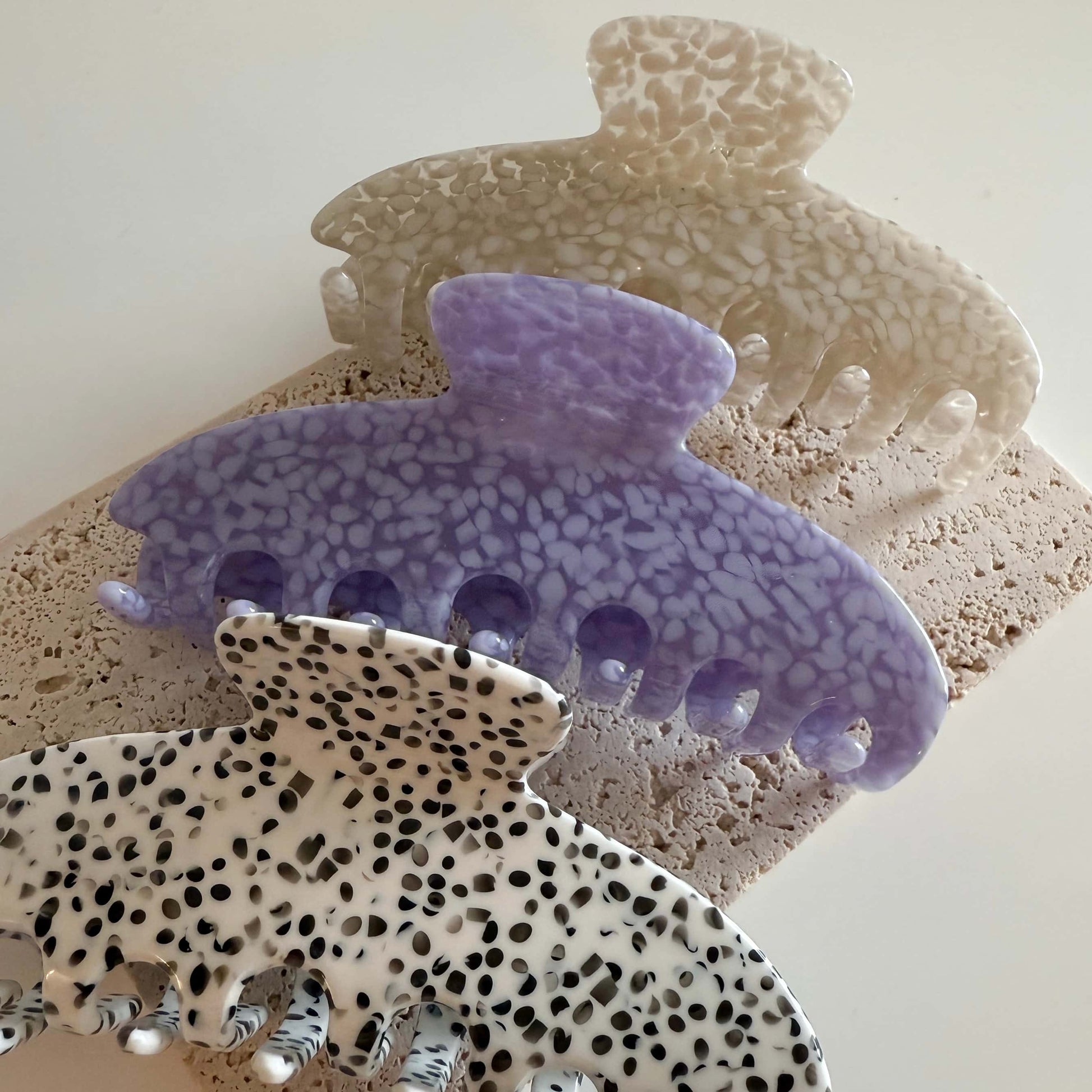 Titelbild - drei grosse bunt gepunktete längliche Haarklammen