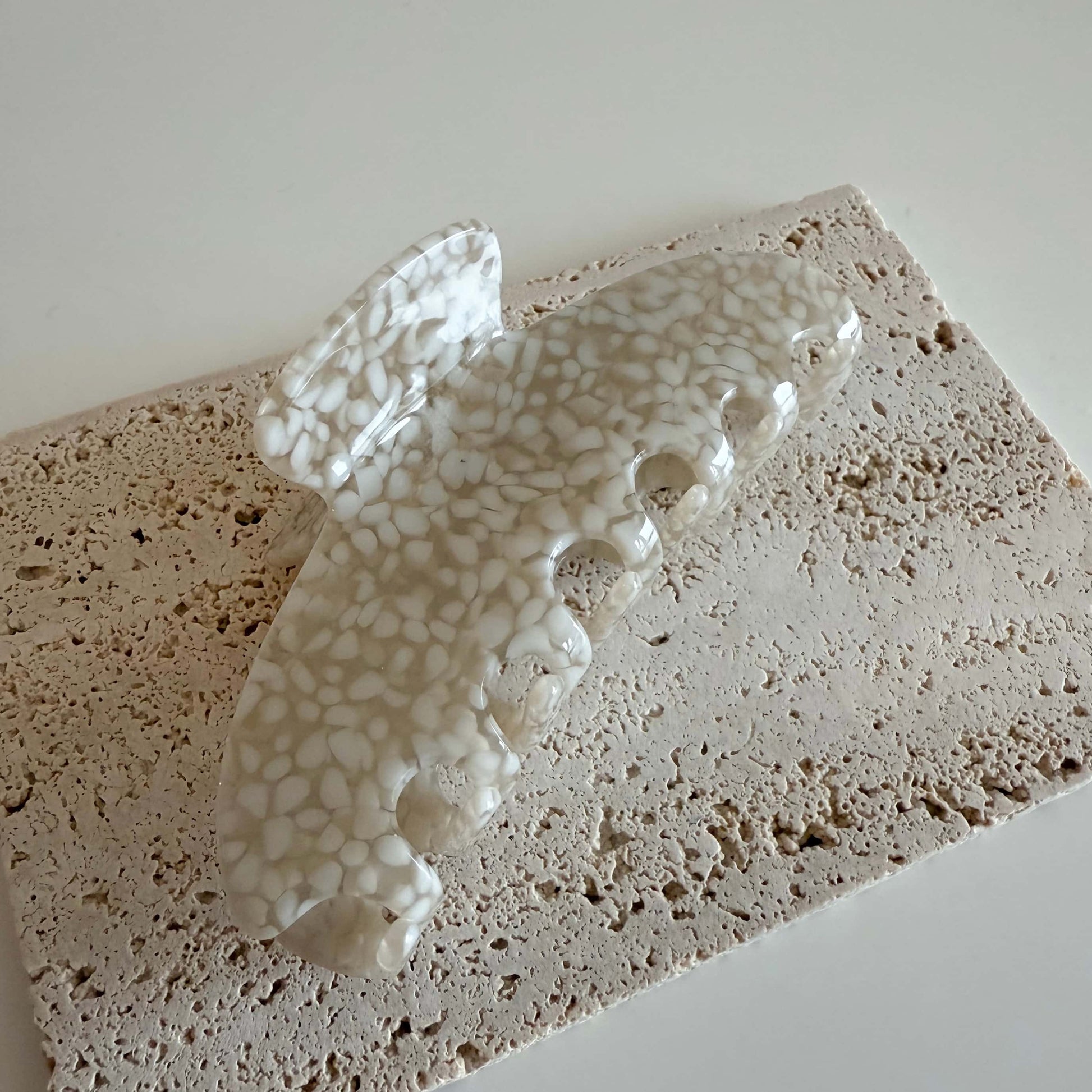 Grosse längliche Haarklammer weiss-gepunktet