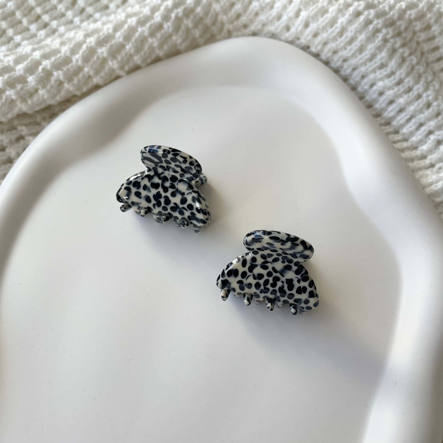 mini Haarklammer mit schwarzen kleinen Punkten im Doppelpack