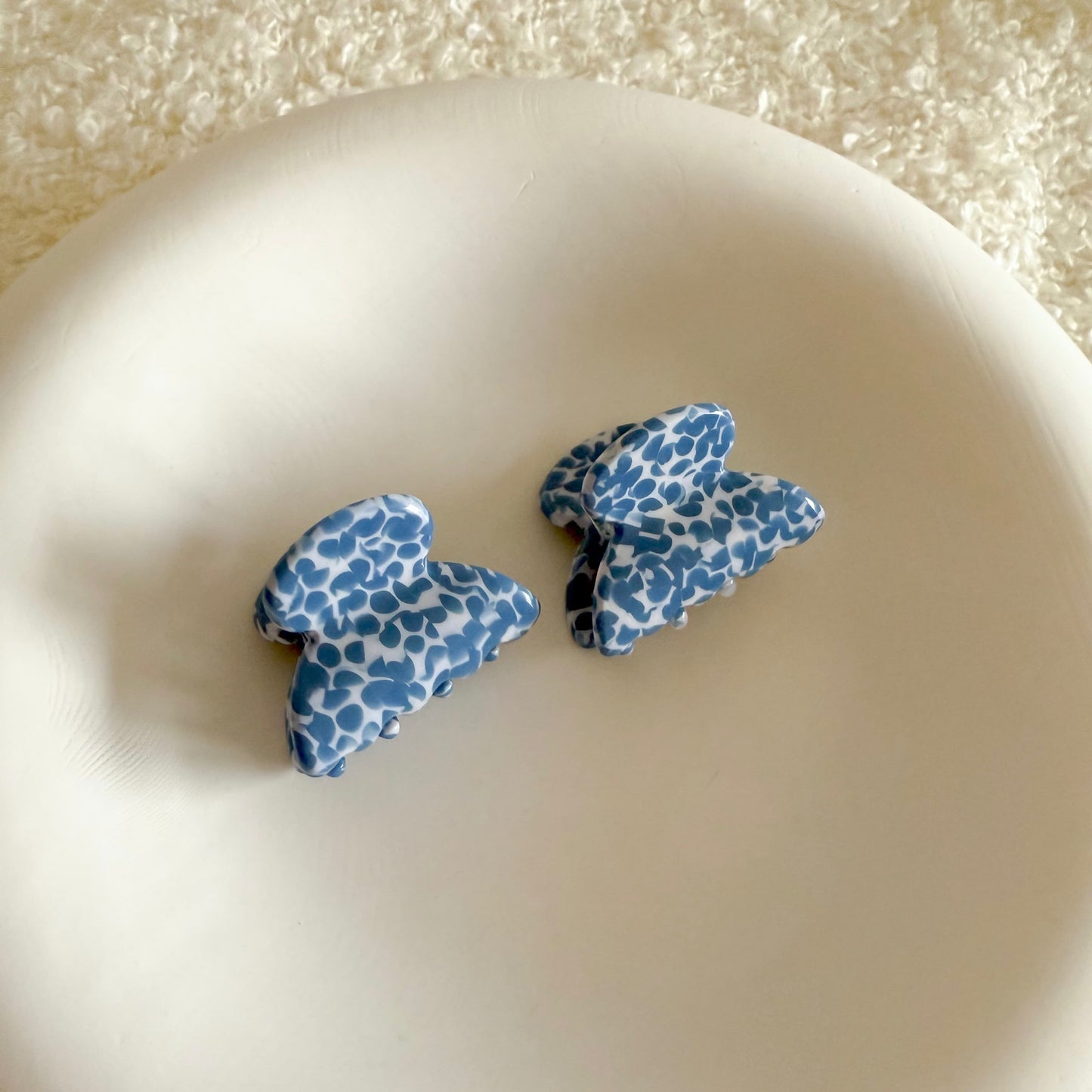 zwei kleine blau gepunktete Haarklammern