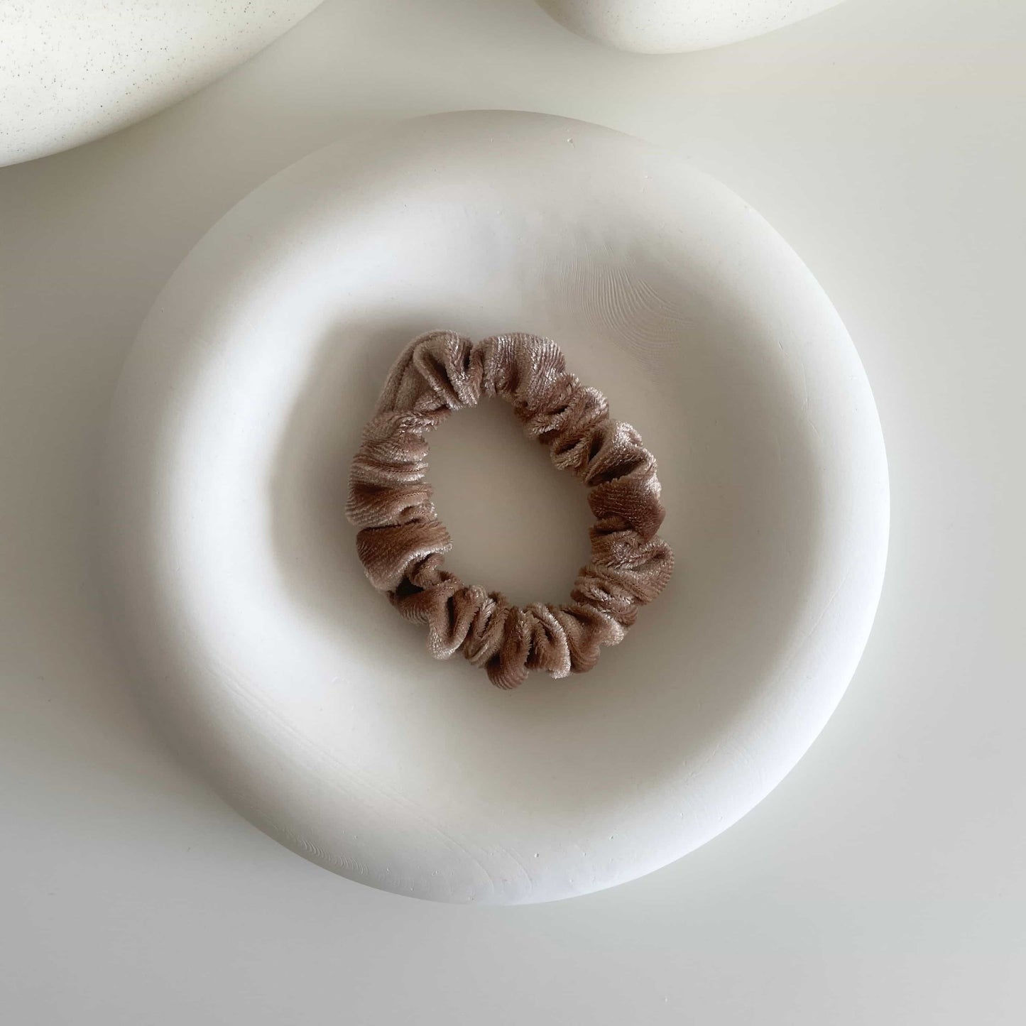 dünnes samtiges Scrunchie in einer weissen runden Schmuckschale