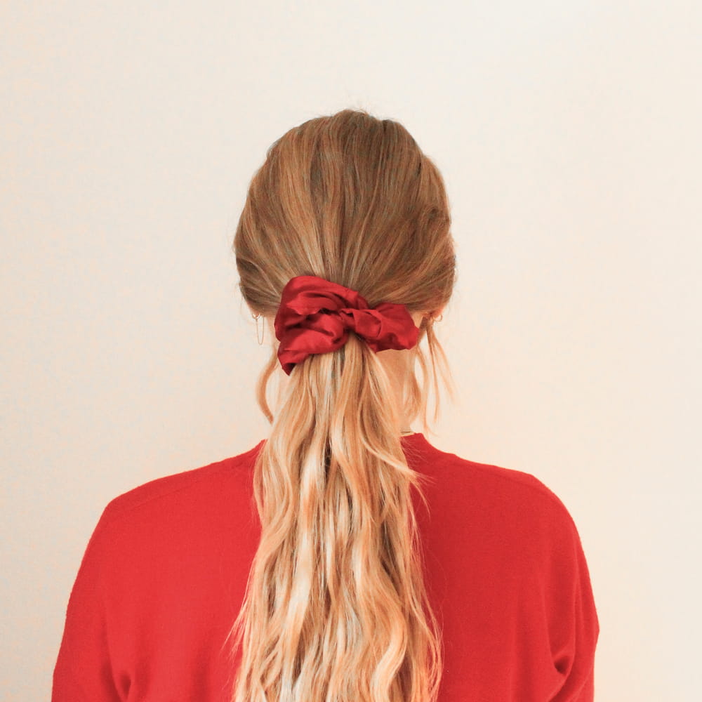 rotes grosses satin Haargummi getragen in blondem Haar