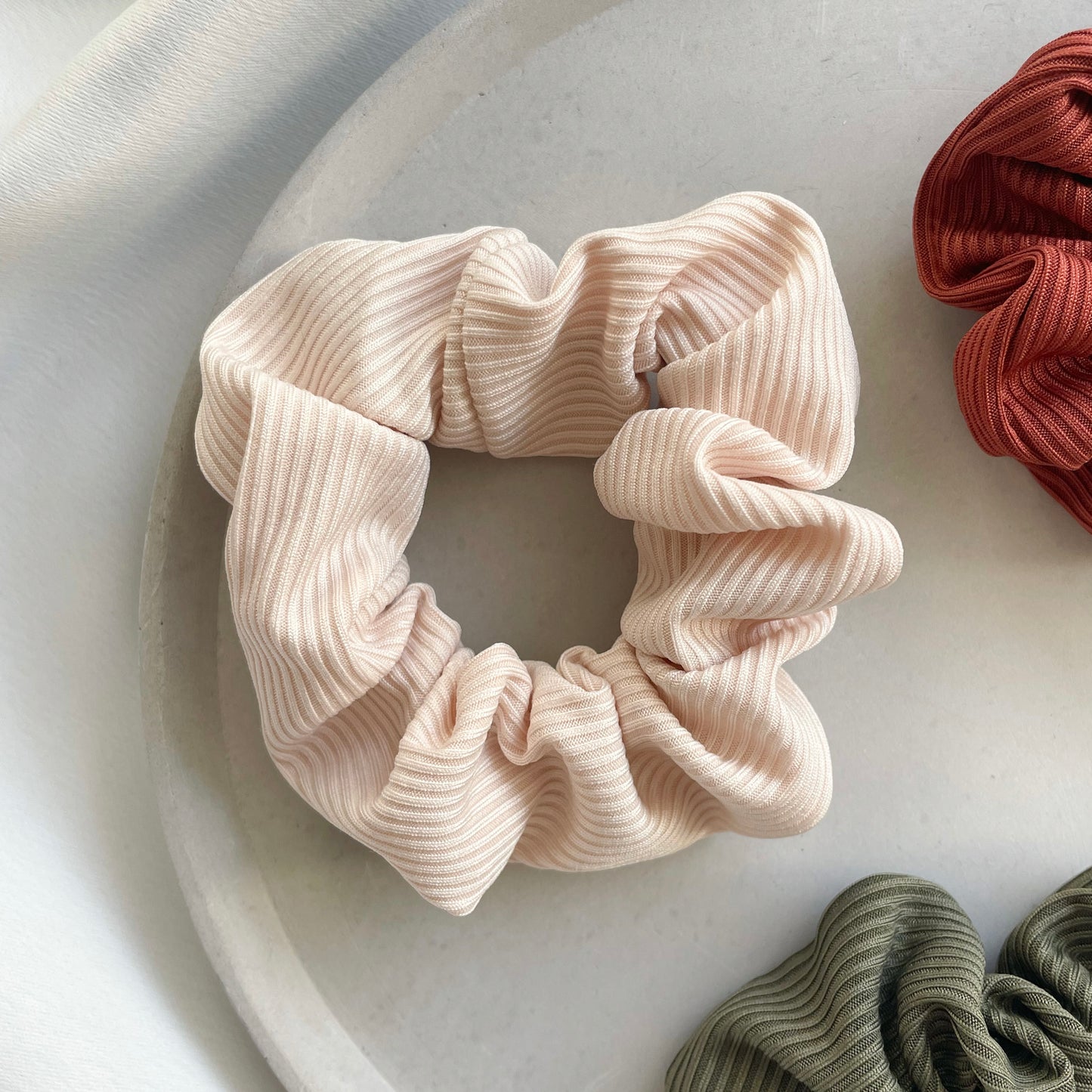 Set aus drei herbstlichen Scrunchies (rostrot, creme, grün)