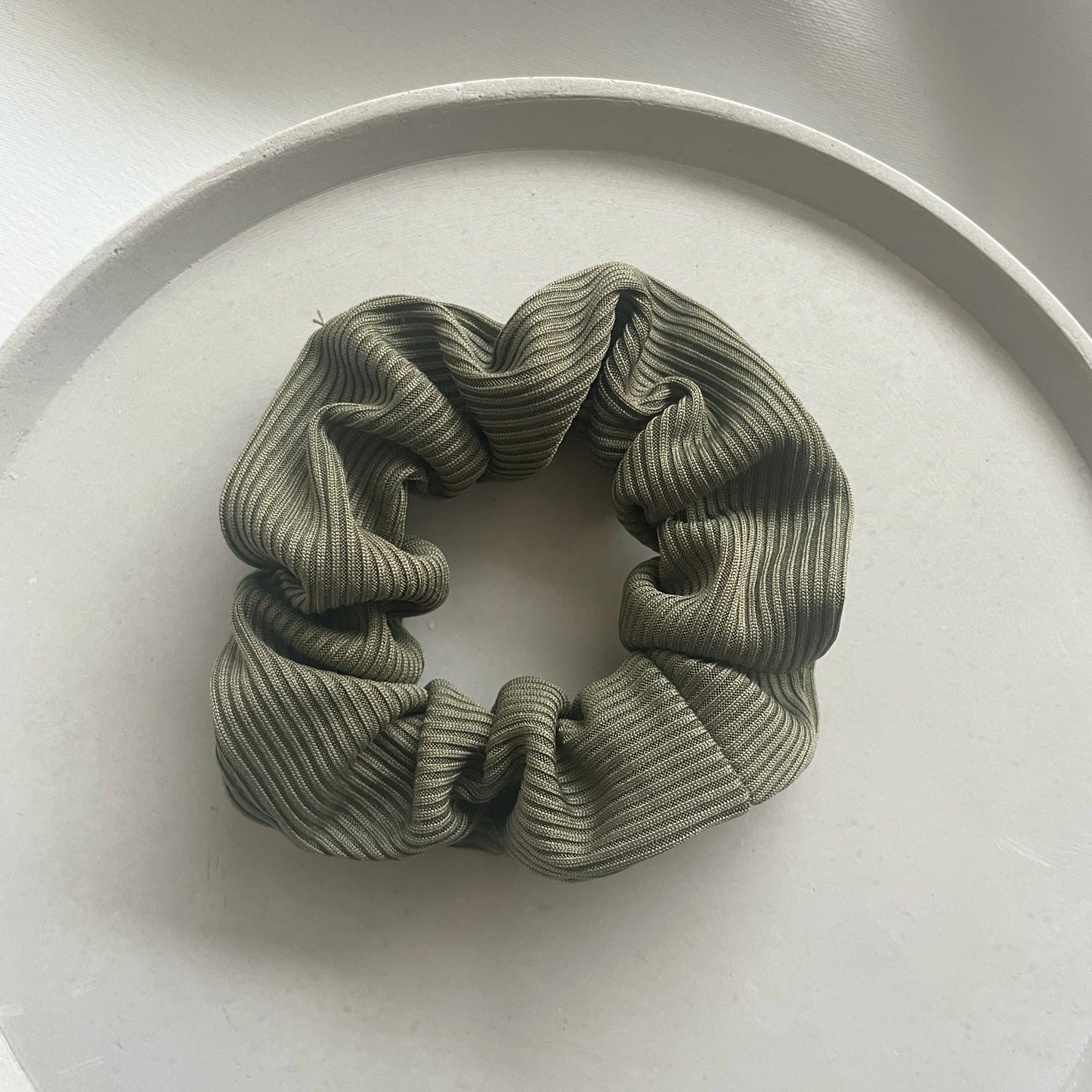 Scrunchie in dunkelgrün.
