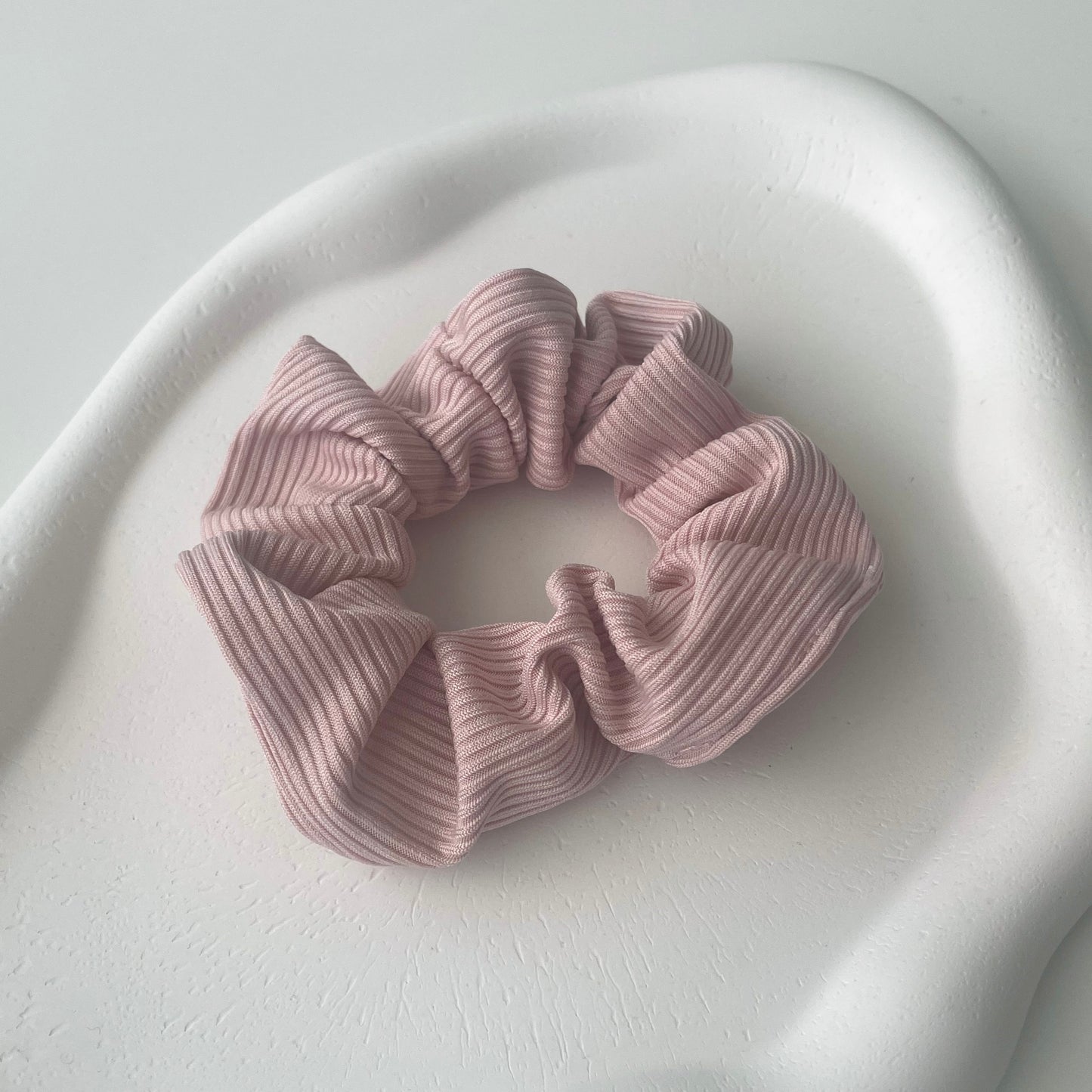 Scrunchie in hellrosa.