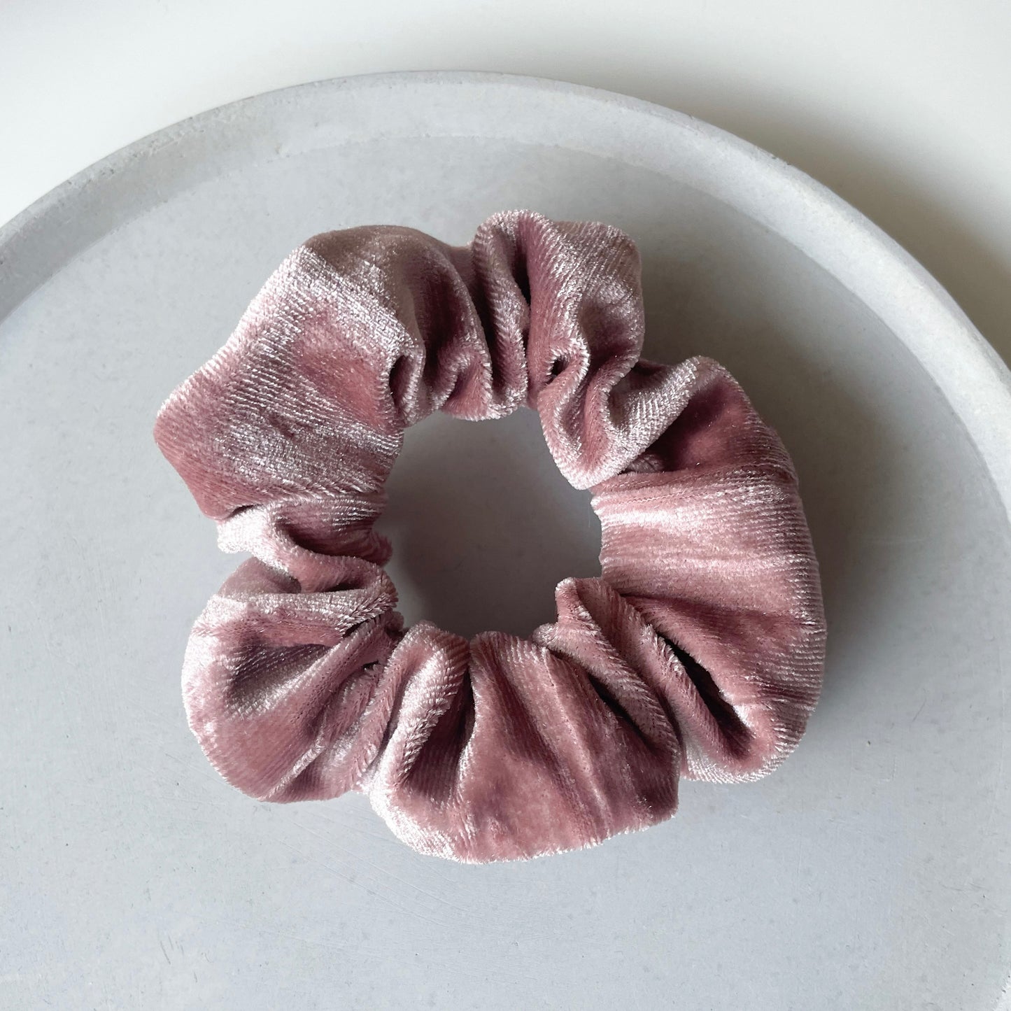 Samtiges flauschiges Scrunchie in altrosa