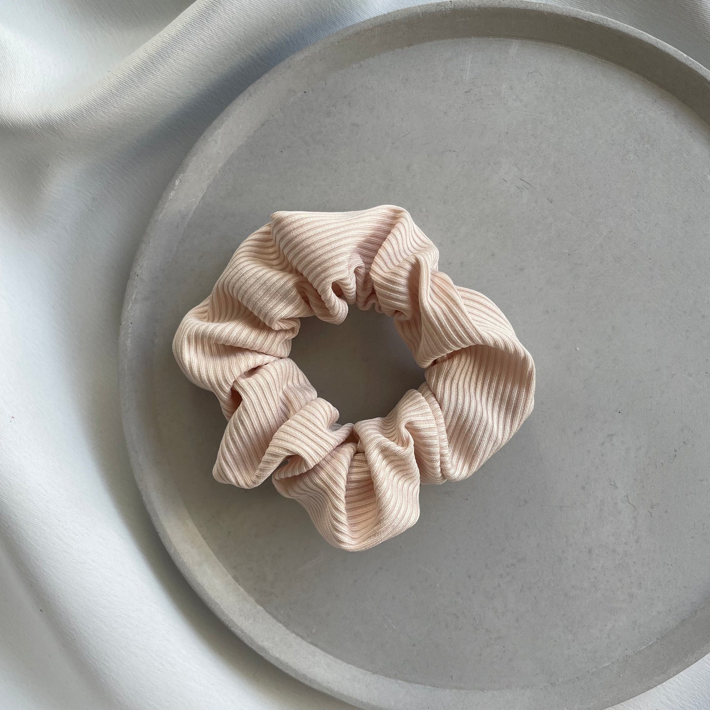 Scrunchie in creme.