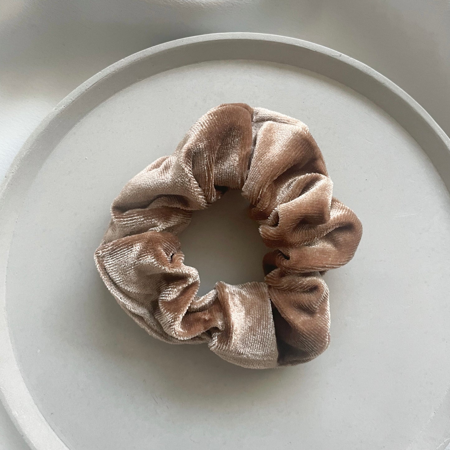 Samtiges flauschiges Scrunchie in braun