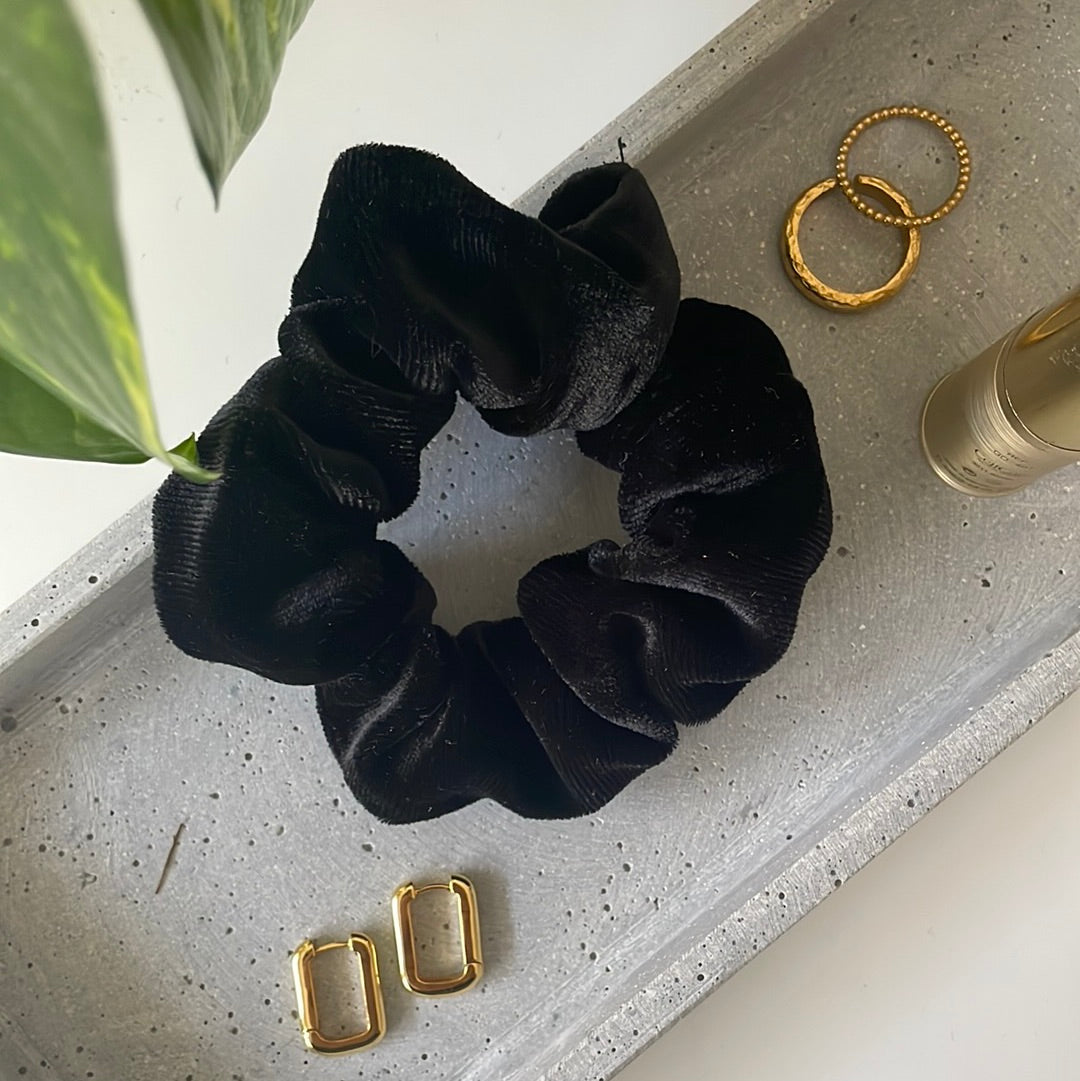 Samtiges flauschiges Scrunchie in schwarz