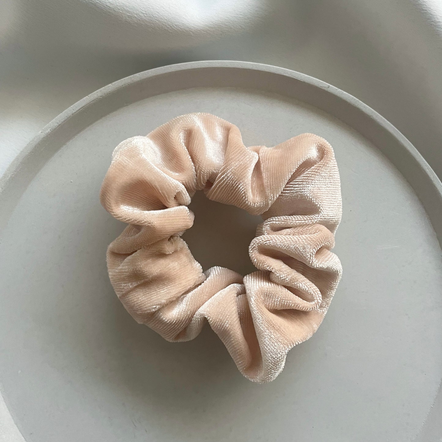 Samtiges flauschiges Scrunchie in beige
