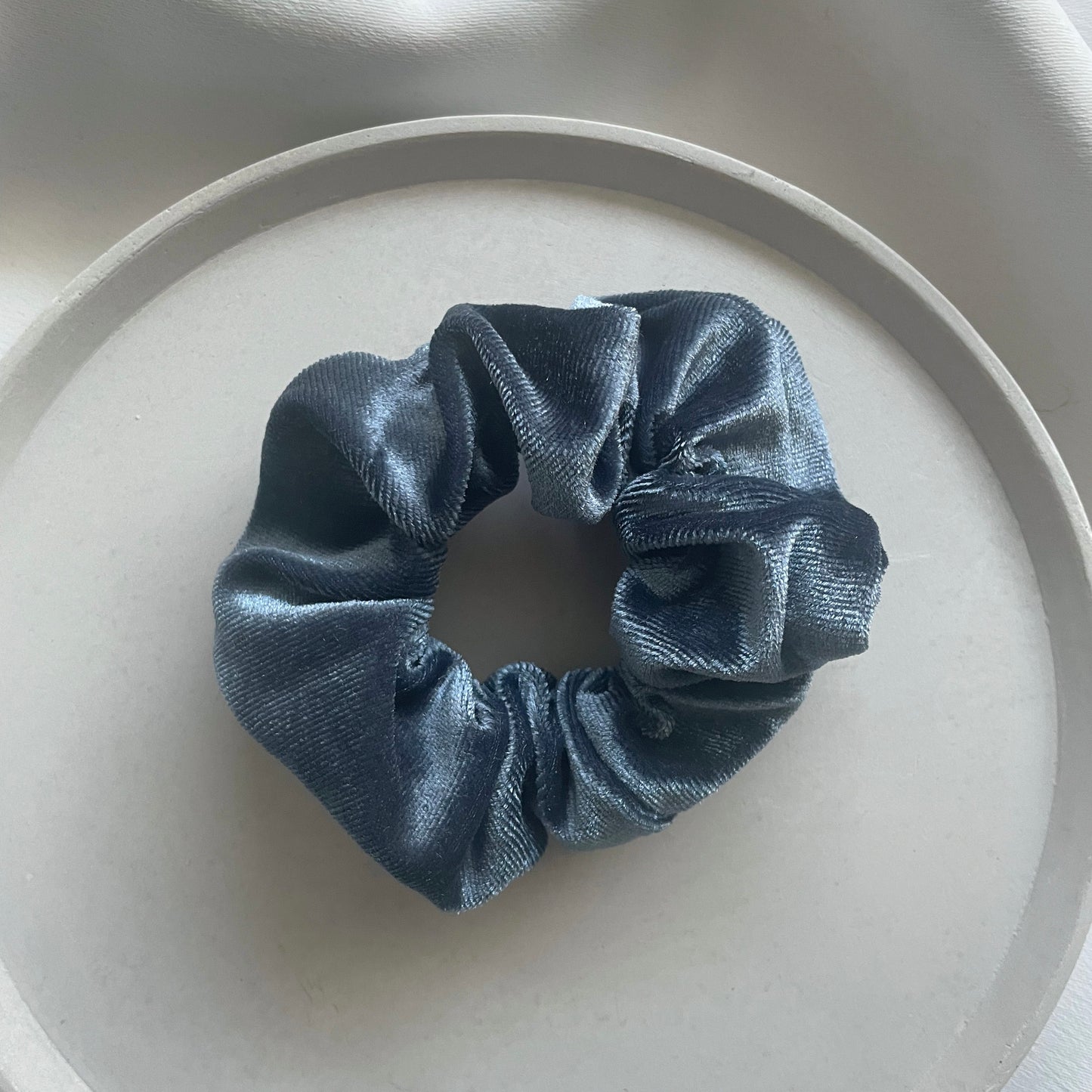 Samtiges flauschiges Scrunchie in blaugrau