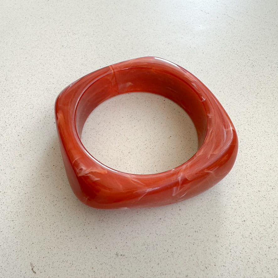 Roter Armreifen auf neutralem Hintergrund. 