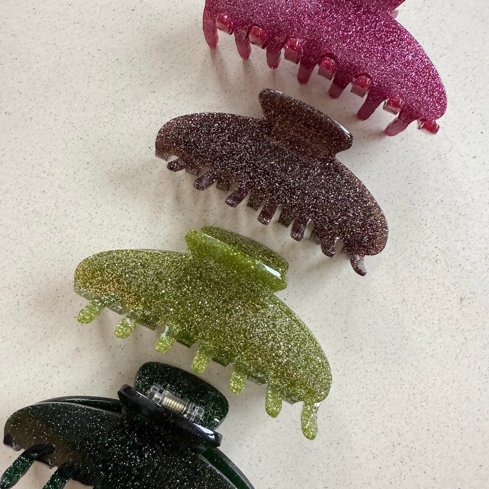 Vier grosse Glitzer Haarspanen in dunkelgrün, hellgrün, braun und rosa. 