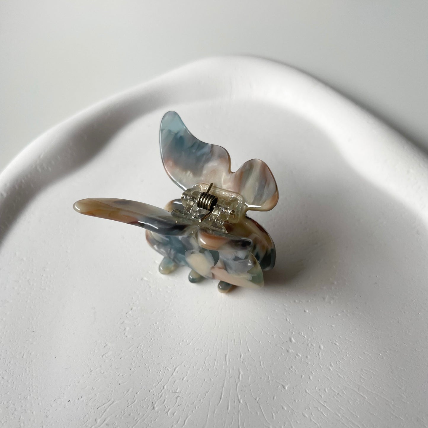 kleine Schmetterlings-Haarspange in blau mit beigen und orangen Details