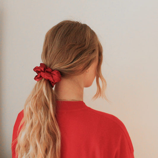 rotes grosses satin Haargummi getragen in blondem Haar