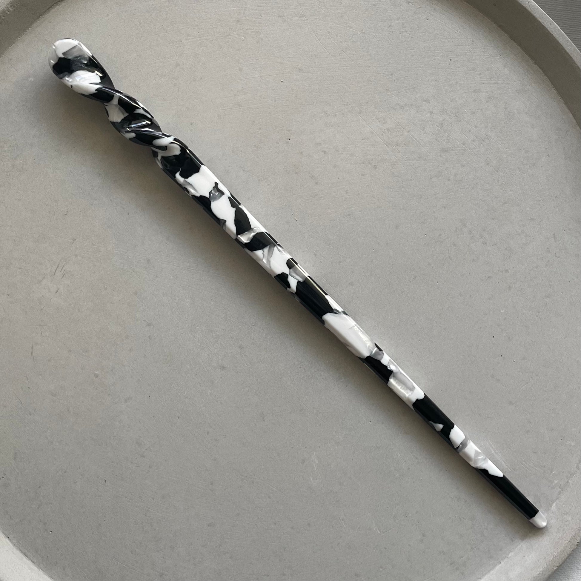 Haarstab in schwarzweiss.