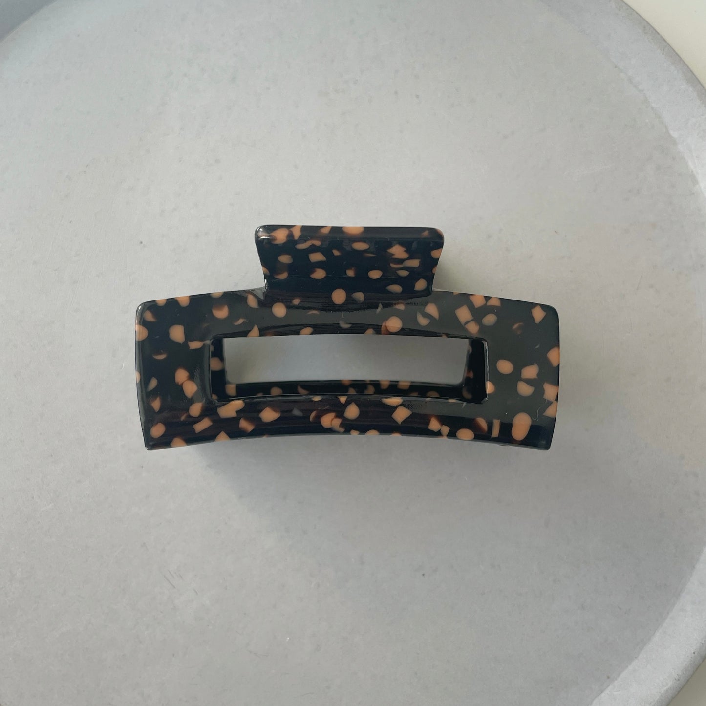 eine mittelgrosse längliche Haarspange in schwarz mit einem wilden Muster